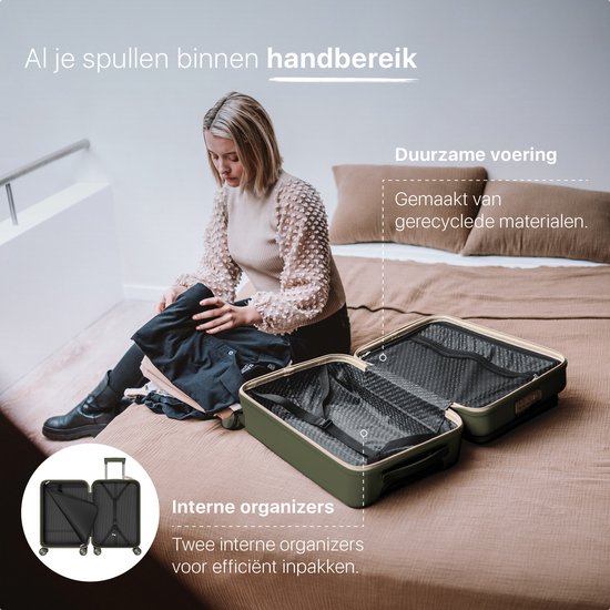 Groene koffer geopend op een bed, met kleding erin. Interne organizers van gerecycled materiaal.