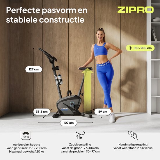 Vrouw traint op een zwarte hometrainer in een woonkamer, met afmetingen en gewichtsindicaties.