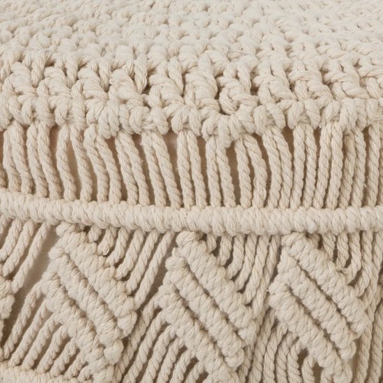 Close-up van een beige macramé krukje met ingewikkelde patronen en franjes.