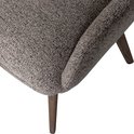 Zicht op de armleuning van een taupe stoffen stoel met houten poten.