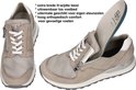 Twee grijze sneakers met rits en witte veters. Eén met uitneembare inlegzool. Tekst over extra brede leest en comfort.