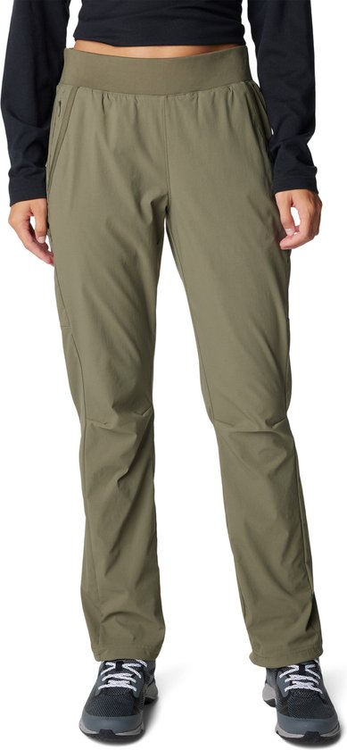 Modèle portant un pantalon d'extérieur vert olive avec un haut noir et des baskets grises.