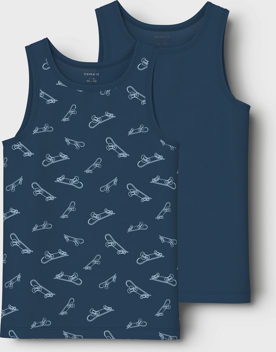 Twee nachtblauwe tanktops. Eén top heeft een all-over print van witte skateboards. De andere is effen.