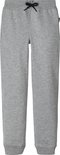 Grijze joggingbroek met zwarte veter aan de voorkant en boorden aan de onderkant.