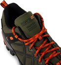 Détail de la languette d'une chaussure de randonnée verte avec des lacets orange, texte 'Isotex Waterproof Breathable'.