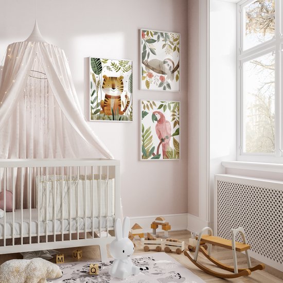Une chambre d'enfant avec un berceau, des jouets et trois affiches safari sur le mur : tigre, paresseux, perroquet.