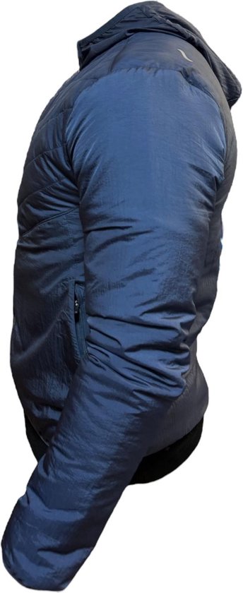 Donkerblauwe Nike sportjas met capuchon, zichtbaar vanaf de zijkant met rits op de mouw.