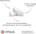 Twee witte tabletten, een witte pot Vitals Ester-C 1000 mg ernaast. Beschrijving van de voordelen.