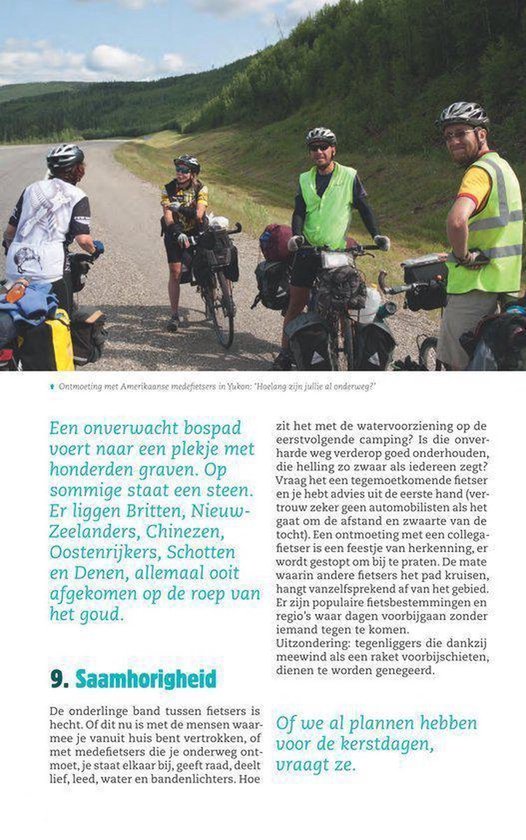 Groep fietsers op een bergachtig terrein met bagage. Verder weg nog meer fietsers en een bosrijk gebied.