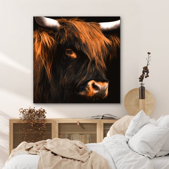 Aluminium schilderij 90x90 cm - Wanddecoratie metaal - Schotse hooglander - Zwart - Koe - Hoorn - Dieren - Metalen muurdecoratie woonkamer - Decoratie industrieel - Foto op dibond - Industriële accessoires slaapkamer