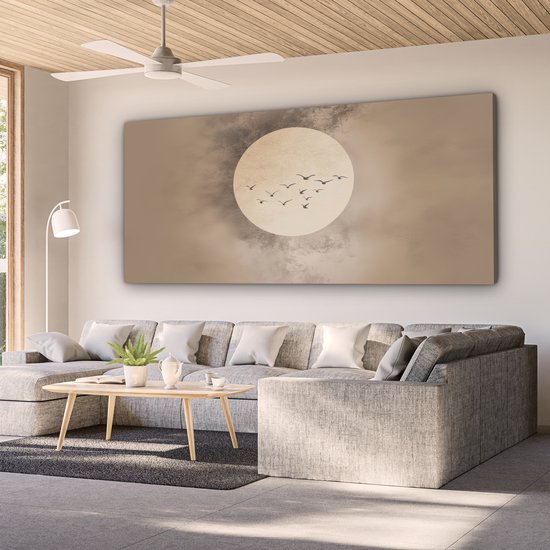 Groot canvas met beige tinten, een zachte cirkel en vogels, in een lichte woonkamer.