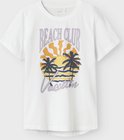 Wit T-shirt met een tropische print van palmbomen en tekst.