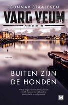 Boekcover met titel "Varg Veum Privédetective" en "Buiten zijn de honden" boven een stadsgezicht met haven.