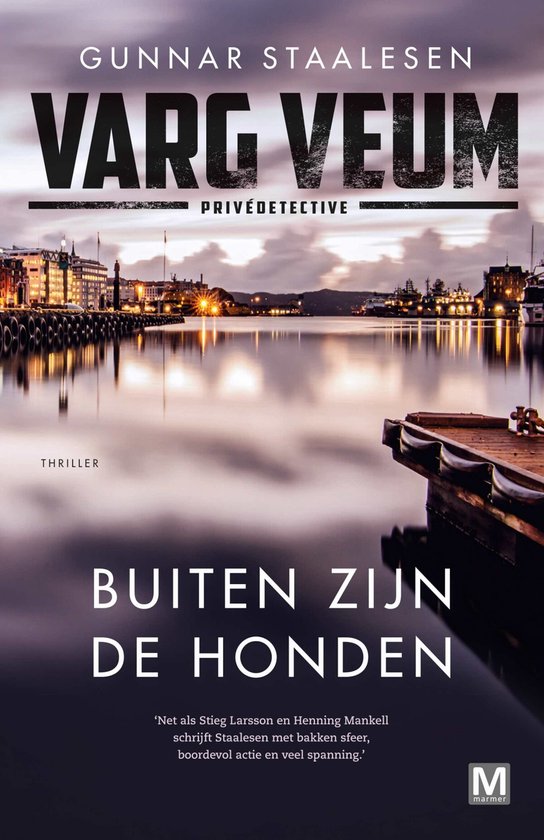 Boekcover met titel "Varg Veum Privédetective" en "Buiten zijn de honden" boven een stadsgezicht met haven.