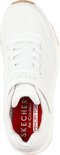 Bovenkant van een witte sneaker met rode binnenzool met 'Skechers Air-Cooled Memory Foam'.