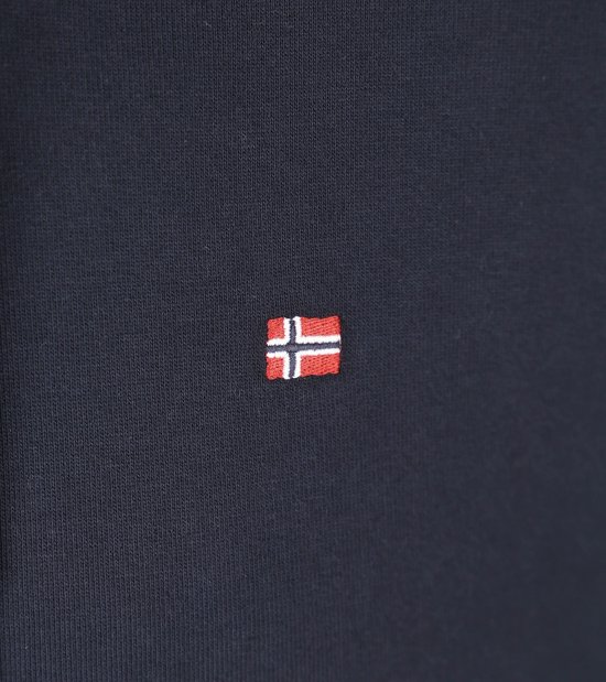 Detail van het geborduurde Napapijri logo op een donkerblauwe hoodie.