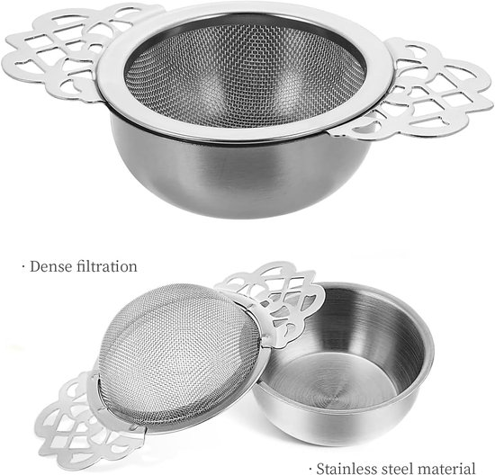 Zilverkleurige theezeef met gaasfilter en dubbele vleugel handvatten, naast een zilverkleurig lekbakje. "Dense filtration" en "Stainless steel material" tekst.