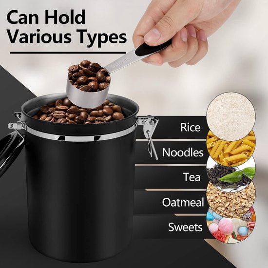 Een hand vult een zwart roestvrijstalen koffieblik met koffiebonen met behulp van een zilveren lepel. Naast het blik staan afbeeldingen van rijst, pasta, thee, havermout en snoep.