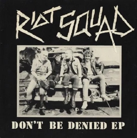 Pochette d'album avec 'RIOT SQUAD DON'T BE DENIED EP' et une photo noir et blanc de quatre punks assis sur un véhicule.