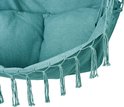 Onderkant van turquoise hangstoel met kussens en macramé-achtige franjes.