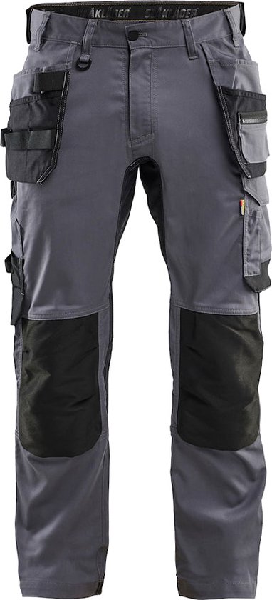 Pantalon de travail gris avec genouillères noires et nombreuses poches.