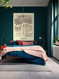 Une chambre avec une carte de la ville de Londres en bleu, orange et rouge sur fond crème, accrochée au mur.