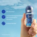 Hand toont Nivea Men Fresh Active roll-on deodorant. Met 0% alcohol en dermatologisch bewezen huidverdraagzaamheid.