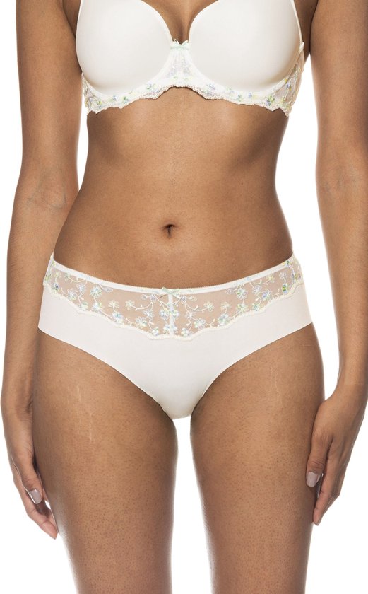 Mannequin portant une culotte crème avec bordure en dentelle et broderies florales.