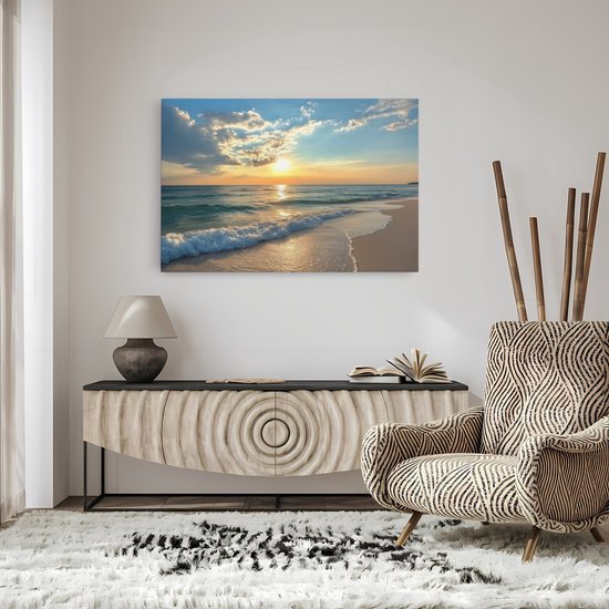Canvas schilderij met zonsondergang aan zee, naast een fauteuil met print.