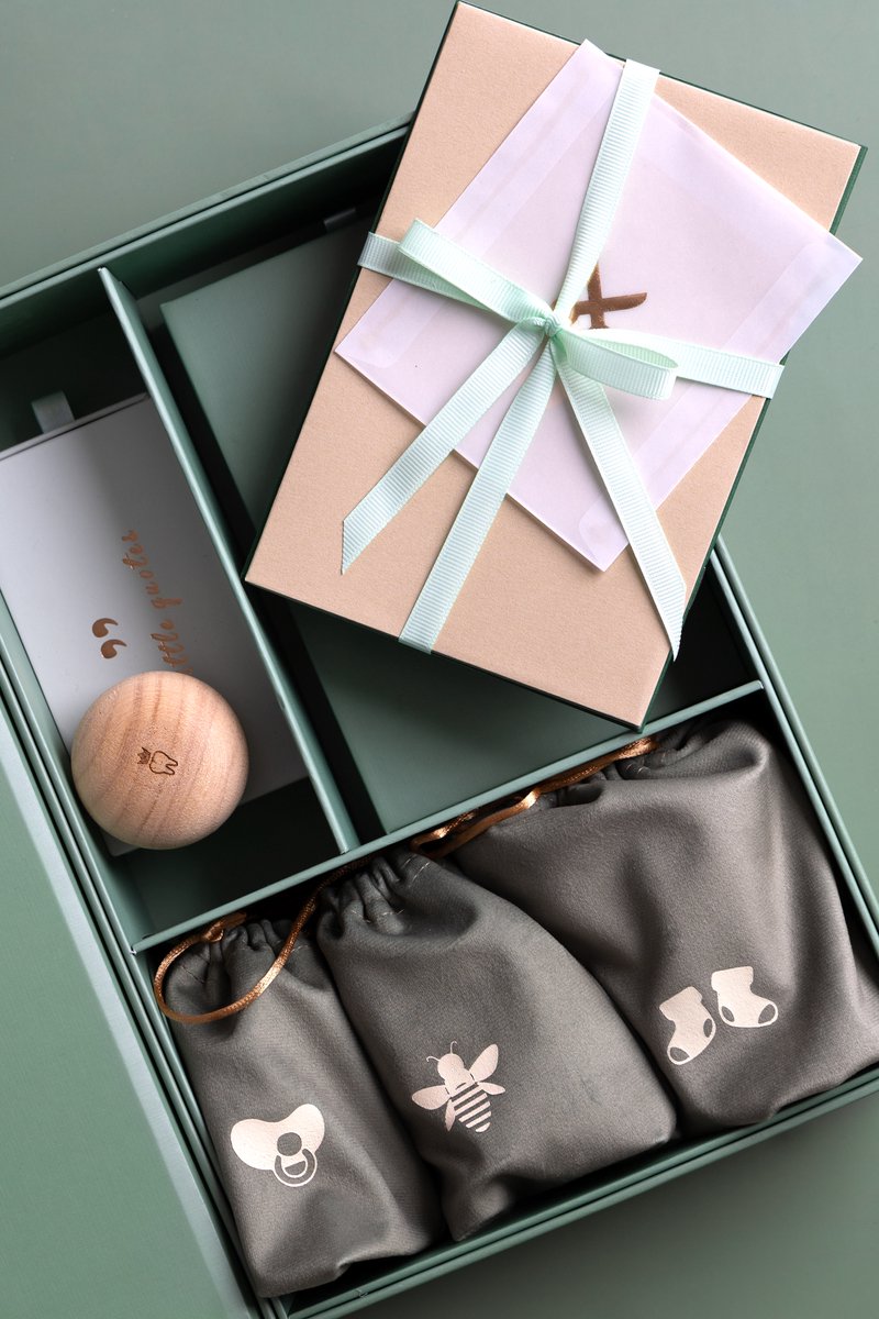 Pure Moms - Groene Luxe Memory box - Baby Herinneringsdoos - Kraamcadeau - Babyshower Babycadeau - Voor Eerste Babyjaren - Houten Tanden doosje - Zeer luxe Baby Geschenkset - 24 delig Herinneringsdoos - inclusief inktafdrukje - Speentje – foto 4