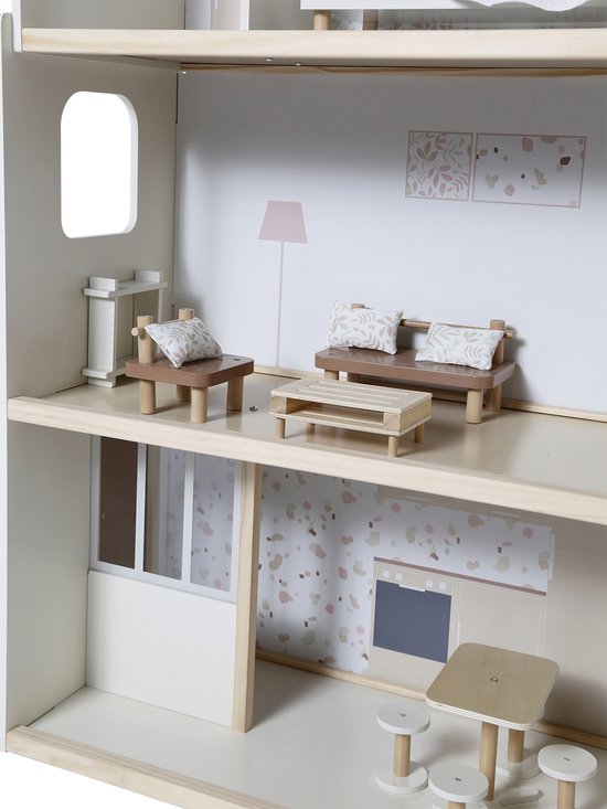 Close-up van de woonkamer en keuken in het poppenhuis, met houten bankje, tafel en stoeltjes.