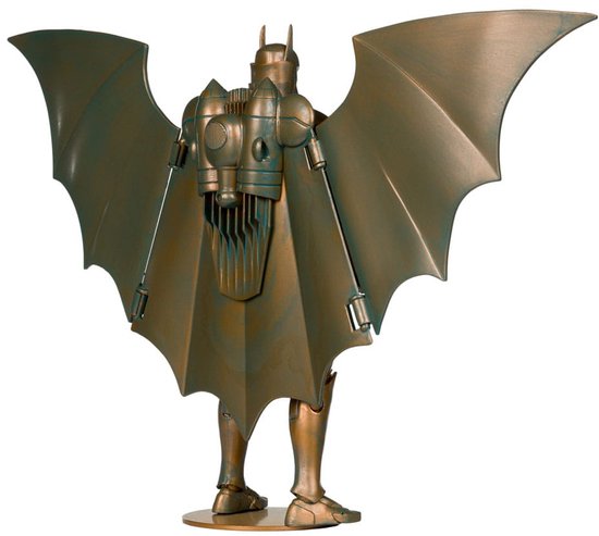 Achterkant van gouden Batman-actiefiguur met vleermuisvleugels en gedetailleerd jetpack.