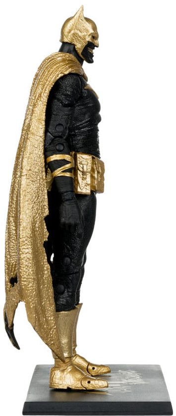 Actiefiguur van Batman van Aarde-22 met zwart pak, gouden cape, gouden helm en gouden laarzen.