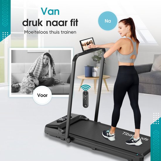 Vrouw traint op een zwarte TibaGoods loopband, kijkt op tablet. Tekst "Van druk naar fit". Contrast met zwart-wit afbeelding.