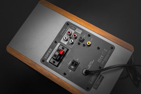 Achterkant van een Edifier R1280DB luidspreker met aansluitingen en aan/uit schakelaar.