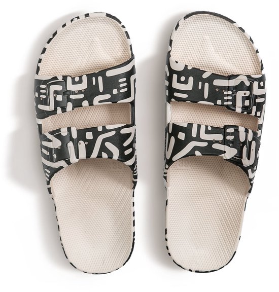 Zwarte slippers met off-white abstracte print en twee banden.