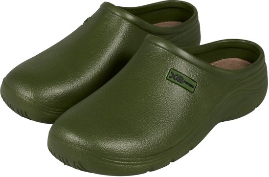 Twee groene XQ Footwear klompen naast elkaar, met een gestructureerd oppervlak en een logo op de zijkant.