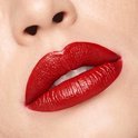 Close-up van volle, rode lippen met een glanzende finish. De lippenstiftkleur is diep rood.