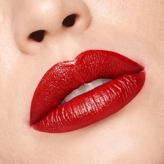 Close-up van volle, rode lippen met een glanzende finish. De lippenstiftkleur is diep rood.