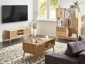 Stijlvolle woonkamer met een licht houten tv-meubel, salontafel en boekenkast.