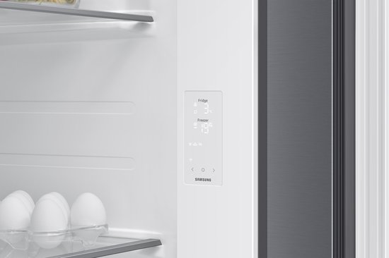 Binnenzijde van een zilverkleurige Amerikaanse Samsung koelkast met digitale temperatuurweergave voor koel-­ en vriesvak.