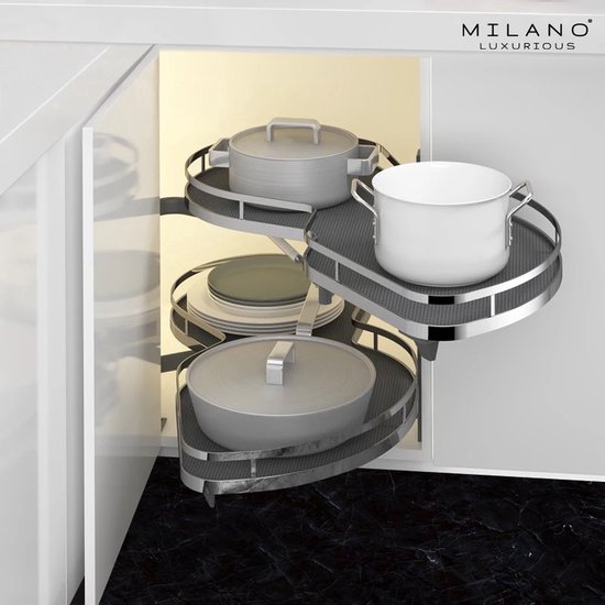 Étagères pivotantes de cuisine grises, chargées de casseroles et d'assiettes, installées dans une armoire de cuisine blanche.