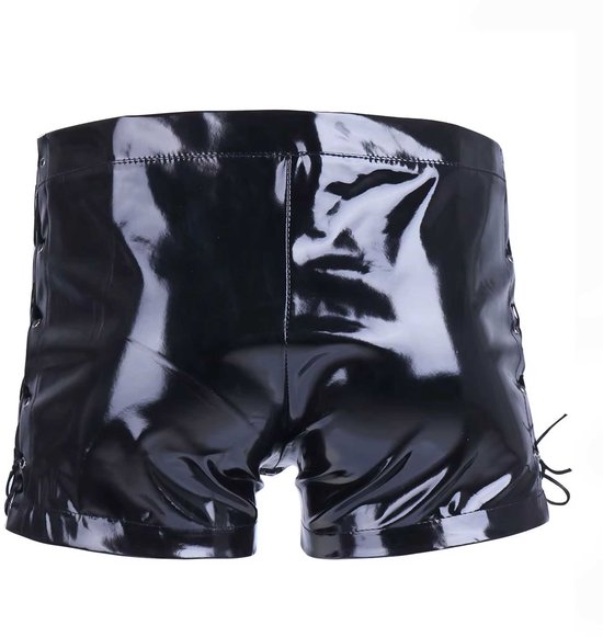Zwarte glanzende PU leren short met veterdetails aan de zijkanten.