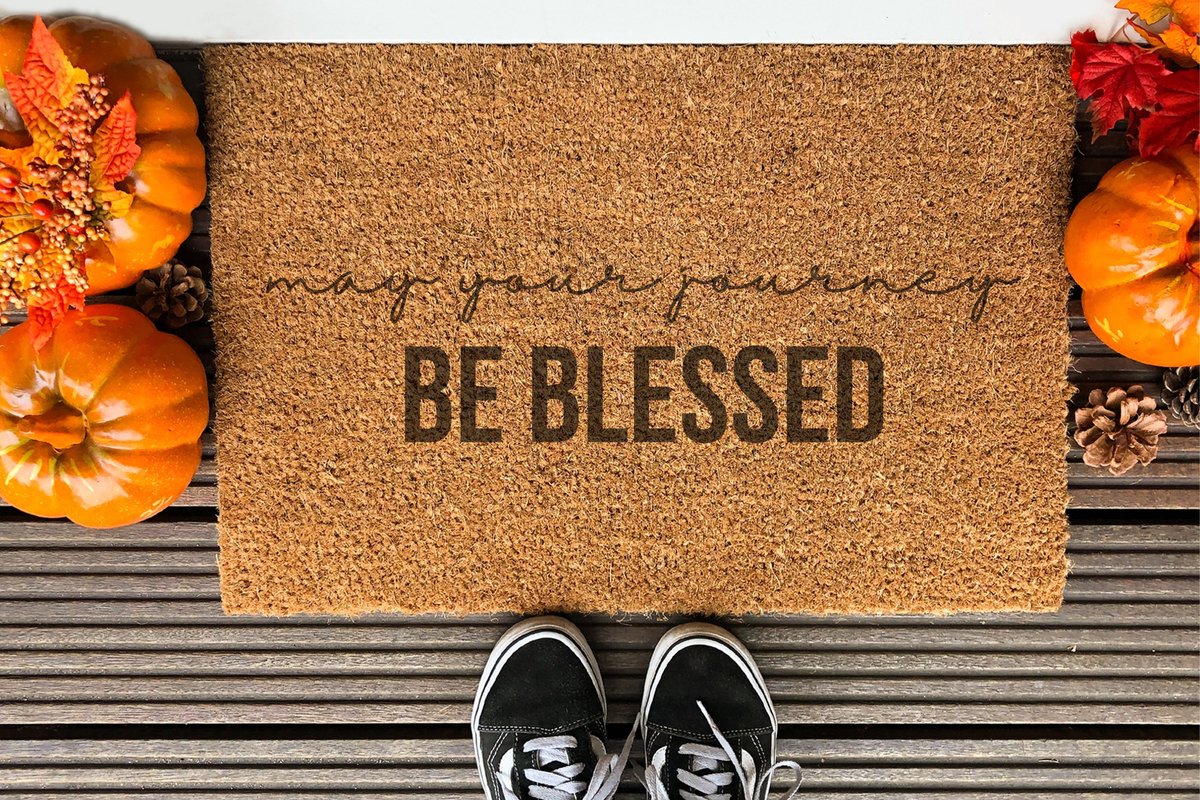 May Your Journey Be Blessed | 90x60 cm | Nieuwe huis cadeau | Ingangsmat | Deurmat met stijl | Verhuizing cadeau | Praktisch & trendy | Perfect voor binnenkomst | Cadeau voor nieuwe woning
