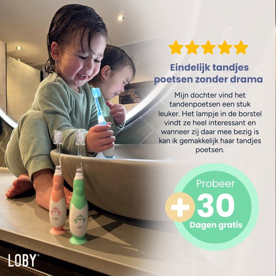 Twee kinderen poetsen lachend tanden met mintgroene Loby tandenborstels met LED lampje.