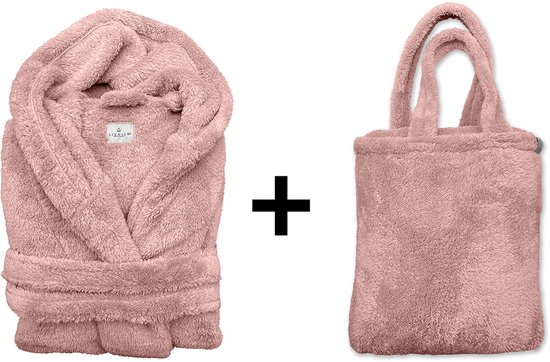 Peignoir rose en polaire teddy et sac rose en polaire teddy sur fond blanc.