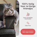 Een kat op een donkergrijze bank, met een beschermend vel op de armleuning. Tekst: '100% Veilig Voor Je Harige Vriendjes', 'Zacht voor de poten, sterk tegen krassen'.