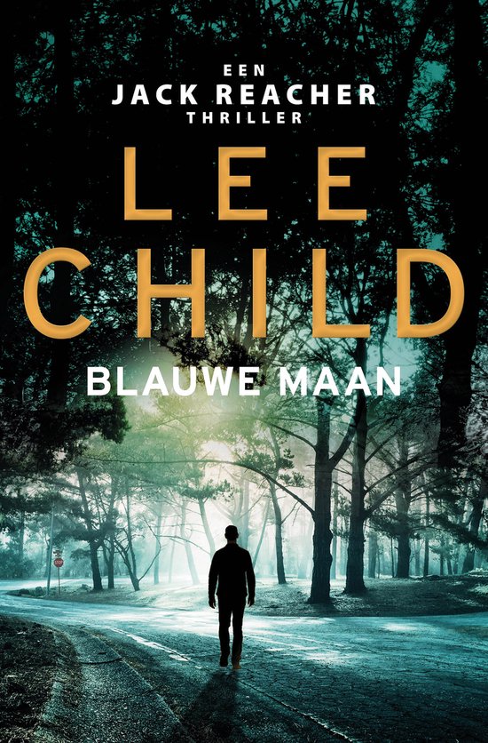 Een Jack Reacher thriller: Blauwe Maan. Een man loopt op een bosweg in de schemering.