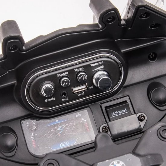 Dashboard met knoppen voor muziek, hoorn, volume, studie, Dev2, Dev1, en een highspeed schakelaar. Een digitaal display toont grafieken en het getal 029.