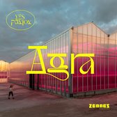 Groene kas met roze verlichting, met tekst 'YES PAVLOV AGRA' en een klein kind aan de zijkant.